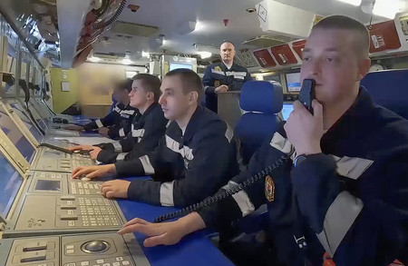 演習を行う北方艦隊の原子力潜水艦「カザン」の乗組員ら＝ロシア国防省が１１日に公開した映像より（ＥＰＡ時事）