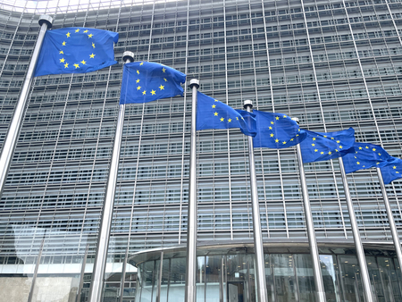 欧州連合（ＥＵ）欧州委員会前に掲げられた欧州旗＝ベルギー・ブリュッセル