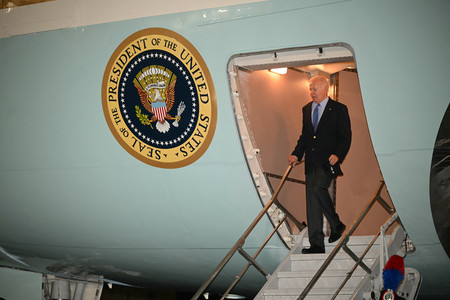 １２日、イタリア・プーリア州の空港に到着したバイデン米大統領（ＡＦＰ時事）