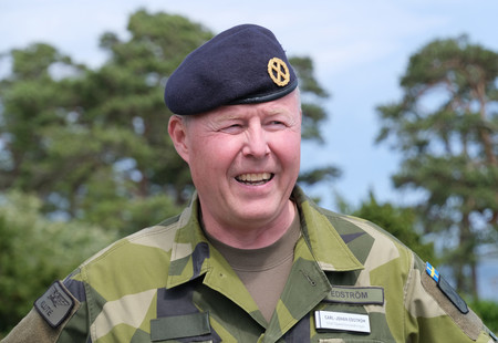 １２日、スウェーデン・ゴトランド島で記者団の取材に応じる同国軍統合作戦司令官のエドストローム中将