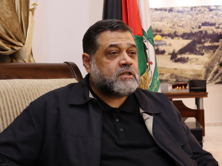 レバノンの首都ベイルート近郊で１２日、インタビューに答えるイスラム組織ハマスの政治部門幹部オサマ・ハムダン氏