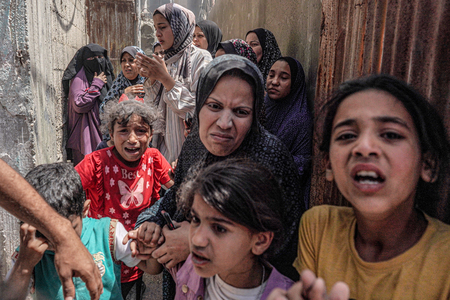 パレスチナ自治区ガザ中部ヌセイラト難民キャンプで、イスラエルの攻撃を逃れてきた子供や女性＝４月２９日（ＡＦＰ時事）