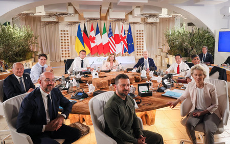 先進７カ国首脳会議（Ｇ７サミット）の討議に臨む各首脳とウクライナのゼレンスキー大統領（前列中央）＝１３日、イタリア南部ファサーノ（内閣広報室提供・時事）