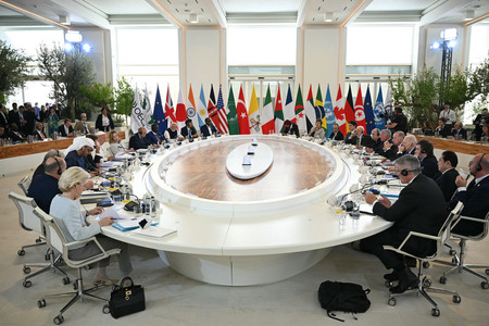 先進７カ国（Ｇ７）と招待国の首脳らが出席した拡大会合＝１４日、イタリア・ファサーノ（ＡＦＰ時事）