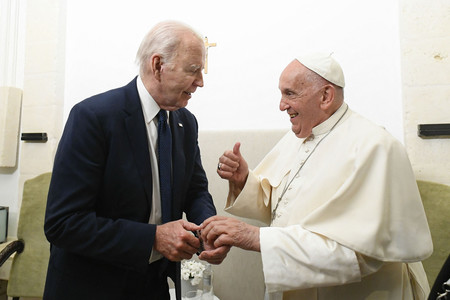 １４日、イタリア南部プーリア州で会談するバイデン米大統領（左）とフランシスコ・ローマ教皇（バチカン・メディア提供）（ＡＦＰ時事）