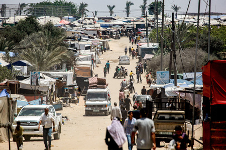 １４日、仮設住居が密集するガザ最南部ラファを行き交う避難民ら（ＡＦＰ時事）