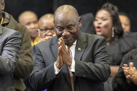 １４日、南アフリカ南部ケープタウンで開かれた国民議会（下院）の投票で、大統領に再任されたラマポーザ氏（ＡＦＰ時事）