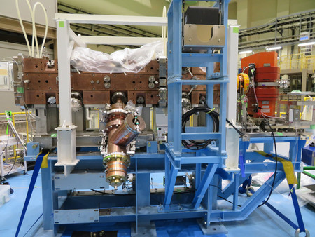 素粒子「ミューオン」の加速に用いられた機器＝５日午後、茨城県東海村
