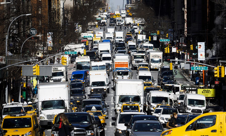 多くの車で渋滞している道路＝２０１９年２月、米ニューヨーク（ＥＰＡ時事）