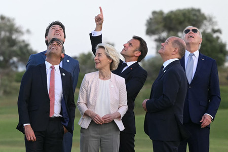 スナク英首相（前列左）、フランスのマクロン大統領（後列中央）、ドイツのショルツ首相（前列右）＝１３日、イタリア南部プーリア州（ＡＦＰ時事）