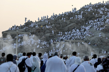 １５日、サウジアラビア西部メッカ近郊のアラファト山に登るイスラム教徒の巡礼者（ＡＦＰ時事）
