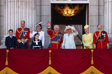 １５日、パレードを終え、ロンドンのバッキンガム宮殿のバルコニーから手を振るチャールズ英国王（右から４人目）ら（ＡＦＰ時事）