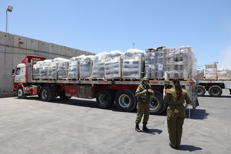 パレスチナ自治区ガザへの支援物資を積んだトラック＝５月３０日、イスラエル南部ケレム・シャローム検問所（ＥＰＡ時事）