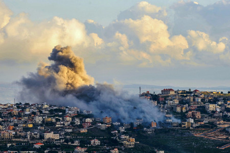 イスラエル軍の空爆を受けるレバノン南部ヒアム＝２月９日（ＡＦＰ時事）