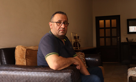 レバノン南部から退避したハッサン・アイヤシュさん＝１３日、ベイルート郊外