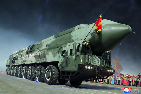 北朝鮮の新型大陸間弾道ミサイル（ＩＣＢＭ）「火星１８」＝２０２３年７月、平壌（ＡＦＰ時事）