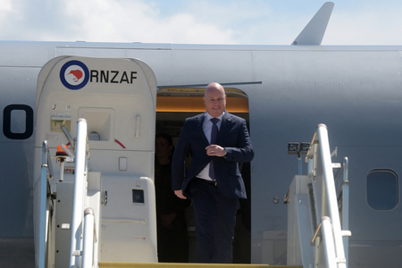 パプアニューギニアのポートモレスビーで、専用機から降りるラクソン首相＝１６日（ＡＦＰ時事）