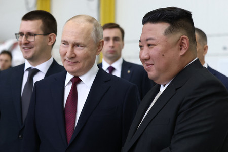 ロシアのプーチン大統領（中央）と北朝鮮の金正恩朝鮮労働党総書記（右）＝２０２３年９月、ロシア極東アムール州（ＡＦＰ時事）