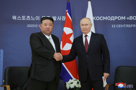 北朝鮮の金正恩朝鮮労働党総書記（左）とロシアのプーチン大統領＝２０２３年９月、ロシア・アムール州ボストーチヌイ宇宙基地（朝鮮通信・時事）