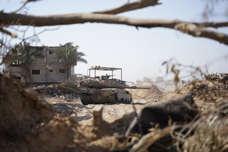 １７日、パレスチナ自治区ガザに展開するイスラエル軍の戦車（同軍提供）（ＡＦＰ時事）