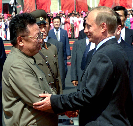 北朝鮮の金正日総書記（当時・左）と握手するロシアのプーチン大統領＝２０００年７月、平壌（ＡＦＰ時事）