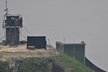 南北軍事境界線付近の非武装地帯（ＤＭＺ）近くで、監視に当たる韓国軍兵士＝１１日（ＡＦＰ時事）