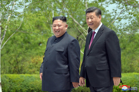 北朝鮮の金正恩朝鮮労働党総書記（左）と中国の習近平国家主席＝２０１９年６月、平壌（朝鮮中央通信配信）（ＥＰＡ時事）