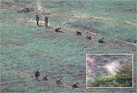 南北軍事境界線付近で、地雷埋設作業に当たる北朝鮮兵士ら。右下枠内は地雷が爆発した様子＝撮影日時・場所不明（韓国軍提供・時事）