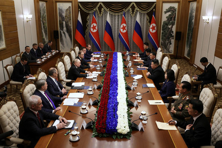 １９日、平壌で会談するロシアのプーチン大統領（中央左）と北朝鮮の金正恩朝鮮労働党総書記（同右）（ロシアのスプートニク通信が配信）（ＡＦＰ時事）
