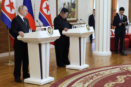 １９日、平壌で会談後、記者発表に臨むロシアのプーチン大統領（左）と北朝鮮の金正恩朝鮮労働党総書記（左から２人目）（ロイター時事）