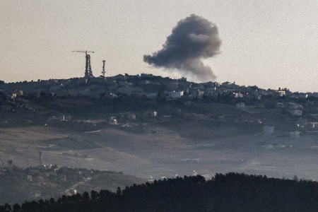 １８日、レバノン南部で、イスラエルの砲撃を受けて上る黒煙（ＡＦＰ時事）