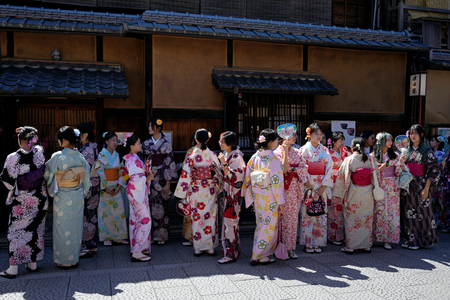 日本の着物姿で京都の祇園かいわいを観光する台湾の団体旅行客＝５月２９日（ＥＰＡ時事）