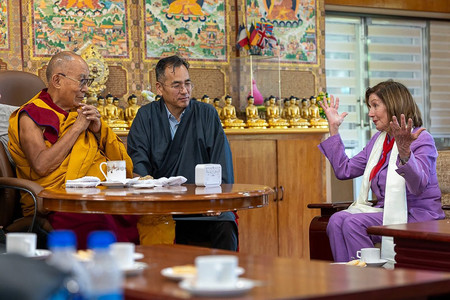 １９日、インド北部ダラムサラで、チベット仏教最高指導者ダライ・ラマ１４世（左端）と面会するペロシ元米下院議長（右端）（ダライ・ラマの公式ホームページより）（ＡＦＰ時事）