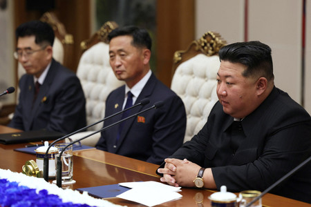 １９日、平壌でロシアのプーチン大統領と会談する北朝鮮の金正恩朝鮮労働党総書記（右端）（ＡＦＰ時事）