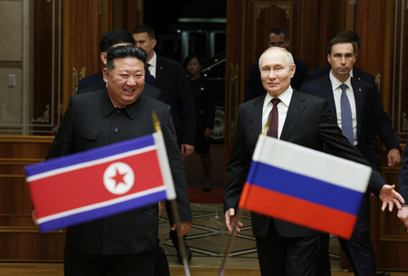 北朝鮮の金正恩朝鮮労働党総書記（左）とロシアのプーチン大統領＝１８日、平壌（ＥＰＡ時事）