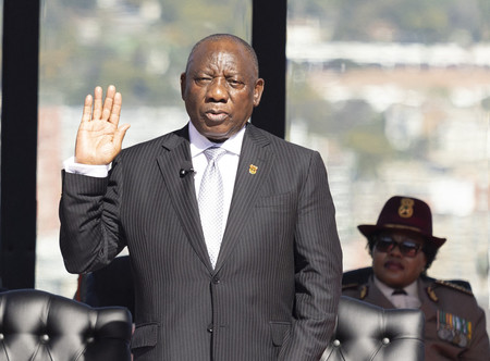 １９日、プレトリアで就任宣誓する南アフリカのラマポーザ大統領（ＡＦＰ時事）