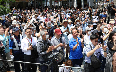 東京都知事選が告示され、街頭演説に集まった人たち＝２０日午前、東京都中野区