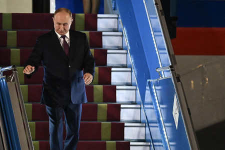 ２０日、ベトナムの首都ハノイに到着したロシアのプーチン大統領（ＡＦＰ時事）