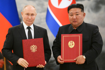 １９日、平壌で新条約の調印式に臨むロシアのプーチン大統領（左）と北朝鮮の金正恩朝鮮労働党総書記（ＥＰＡ時事）