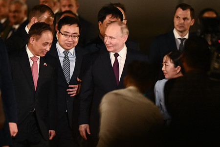 ２０日、ハノイの空港に到着したロシアのプーチン大統領（中央）（ＡＦＰ時事）