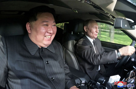 ロシアのプーチン大統領（右）が運転する高級車の助手席に座る北朝鮮の金正恩朝鮮労働党総書記＝１９日、平壌（朝鮮通信・時事）