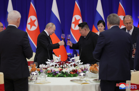 １９日、歓迎宴で乾杯する北朝鮮の金正恩朝鮮労働党総書記（奥中央右）とロシアのプーチン大統領（同左）＝平壌・木蘭館（朝鮮通信・時事）