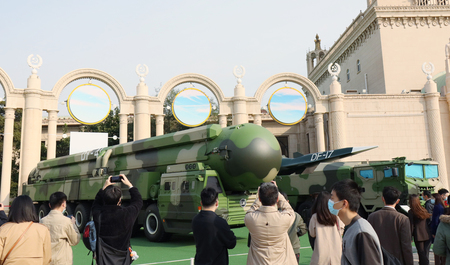 中国の大陸間弾道ミサイル（ＩＣＢＭ）「東風４１」（左）と中距離弾道ミサイル「東風１７」＝２０２２年１０月、北京