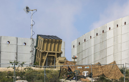 イスラエルの防空システム「アイアンドーム」＝４月１５日、エルサレム近郊（ＡＦＰ時事）