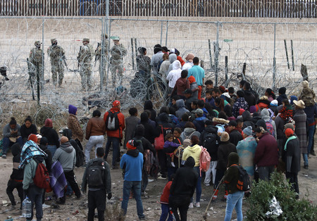米国に越境するために集まった人たち＝３月２０日、メキシコ北部チワワ州シウダフアレス（ＥＰＡ時事）