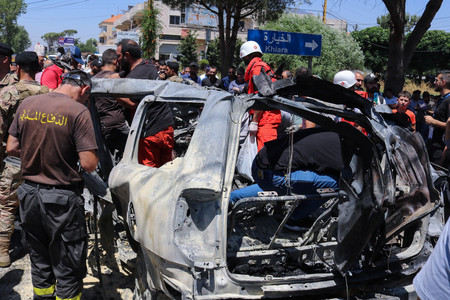 ２２日、レバノン中部で、イスラエル軍の攻撃により破壊された車の残骸（ＡＦＰ時事）