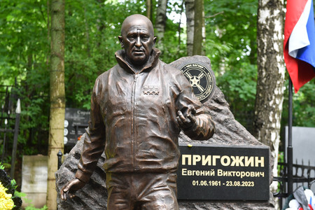 ロシアの民間軍事会社「ワグネル」創設者プリゴジン氏の墓に建てられた銅像＝２０日、サンクトペテルブルク（ＡＦＰ時事）