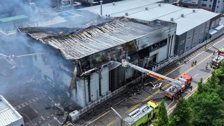 ２４日、火災が発生した韓国・ソウル近郊京畿道華城市の電池製造工場（ＡＦＰ時事）
