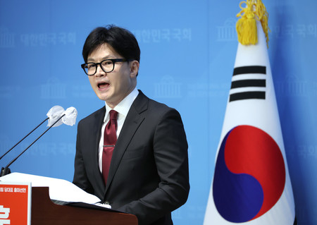 ２３日、ソウルで与党「国民の力」の代表選出馬を表明する韓東勲前法相（ＥＰＡ時事）
