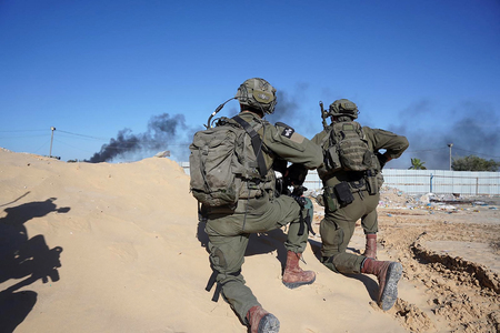 パレスチナ自治区ガザで作戦行動中のイスラエル軍兵士＝５月１７日（イスラエル軍提供）（ＡＦＰ時事）